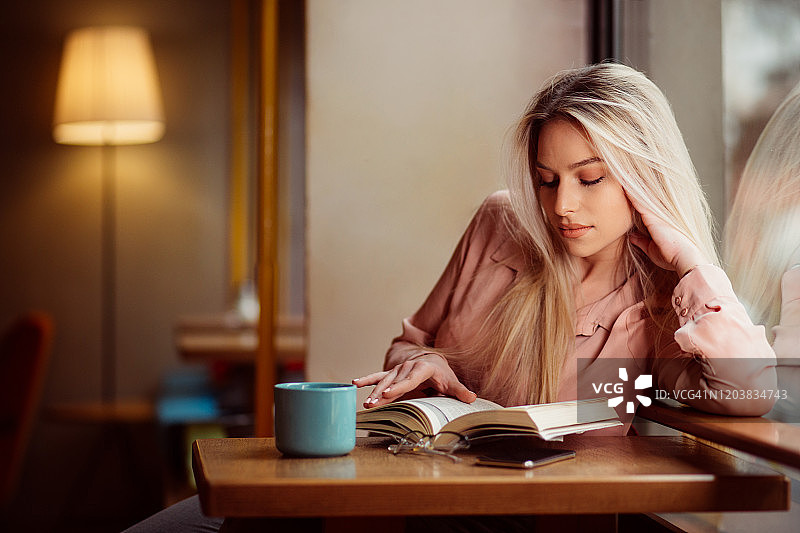 正在读书的美丽女人图片素材