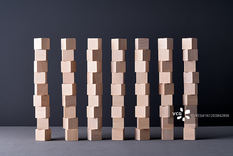 平行堆叠的木块图片素材