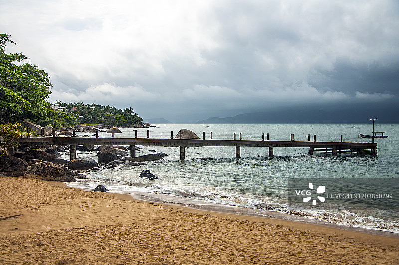 阴天时伊利亚贝拉的码头、海滩和大海景色，巴西圣保罗图片素材