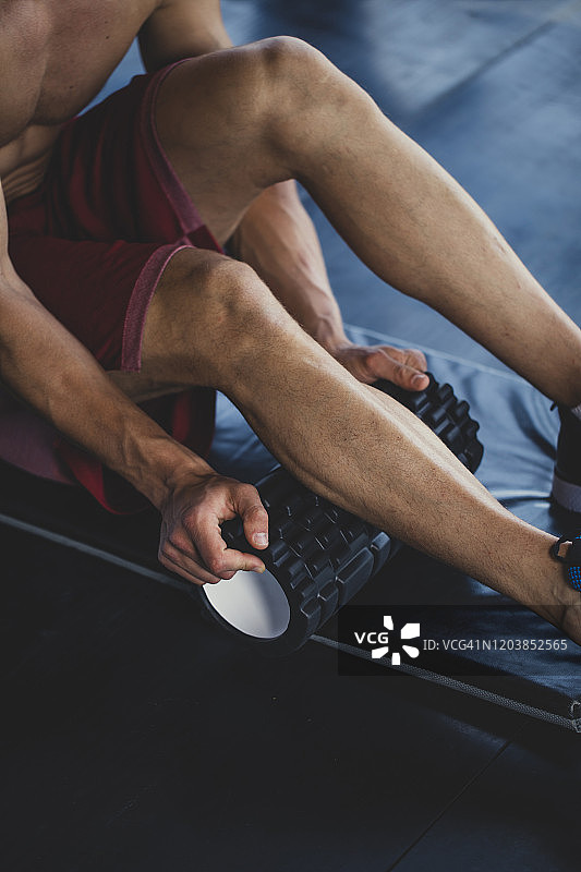 运动员使用泡沫轴图片素材