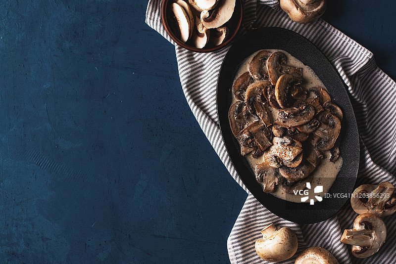 陶瓷盘中莳萝酸奶油蘑菇图片素材