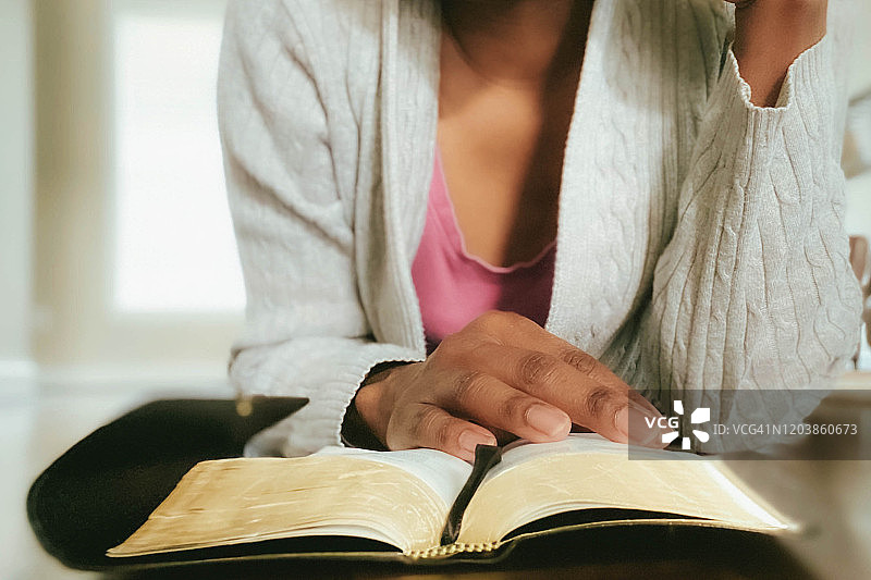阅读圣经的女人特写图片素材