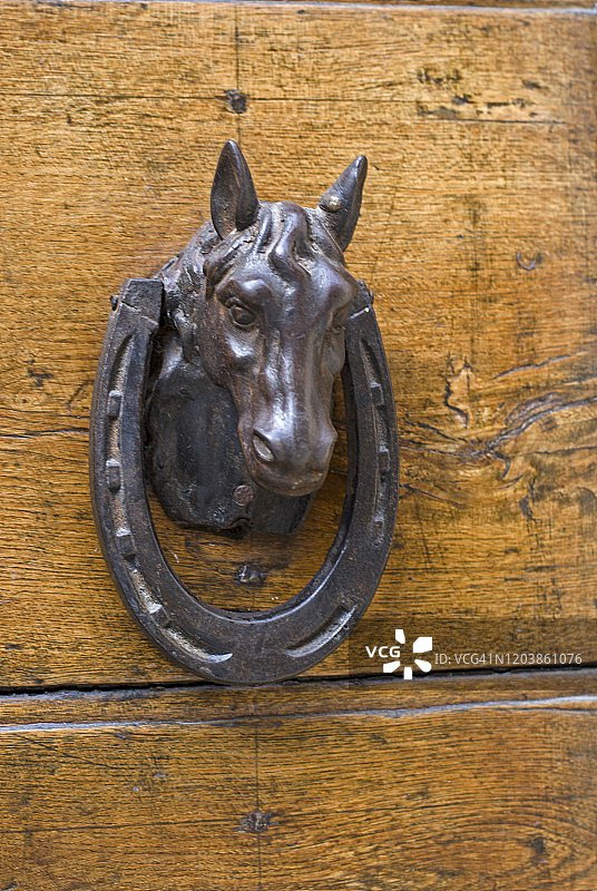 意大利小镇的马头门环图片素材