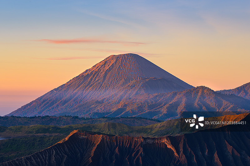 从布罗莫山看日出时分的塞梅鲁火山图片素材