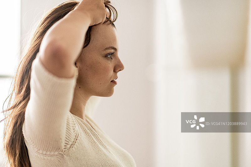 患有脱发症的女人戴假发（库存照片）图片素材