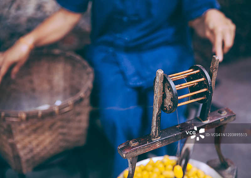 织棉的泰国丝绸妇女图片素材