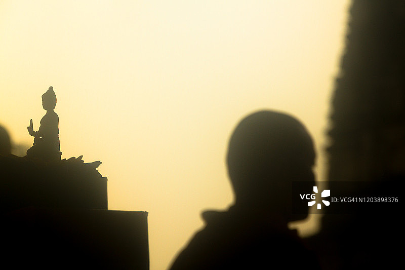 佛教僧侣祈祷，菩提伽耶摩诃菩提寺图片素材