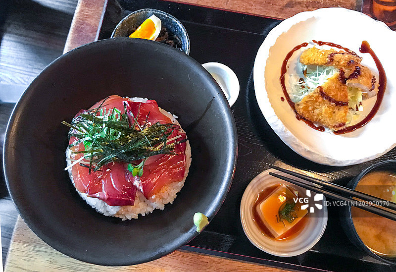 日式料理：金枪鱼丼和炸鸡排图片素材