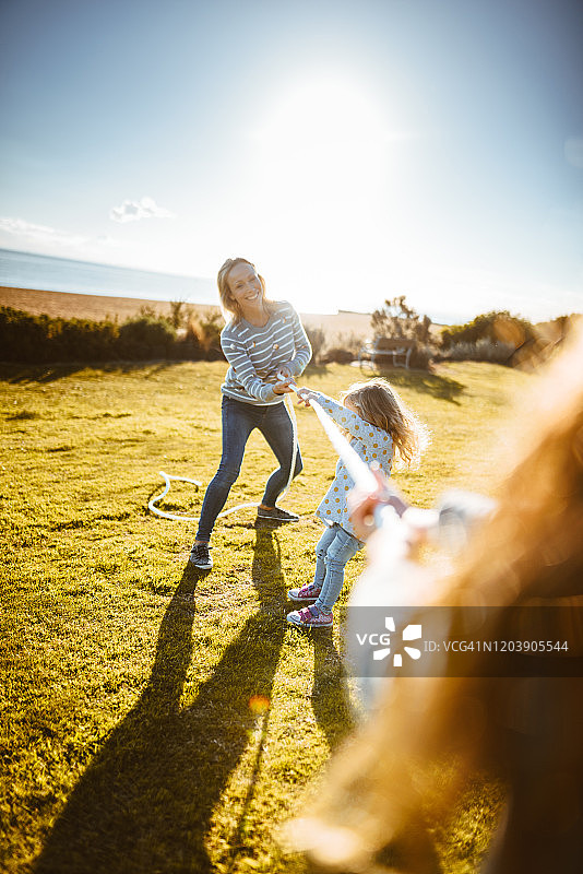 墨尔本的家庭拔河比赛图片素材