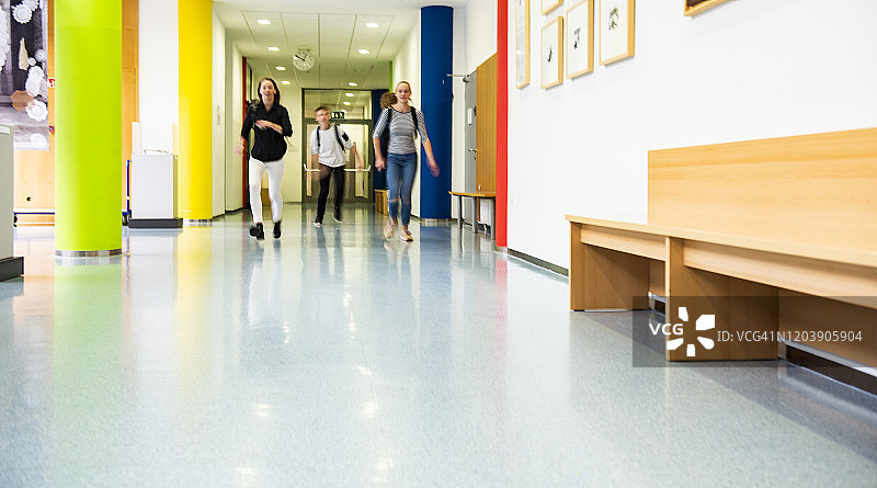 学生们在学校走廊奔跑图片素材