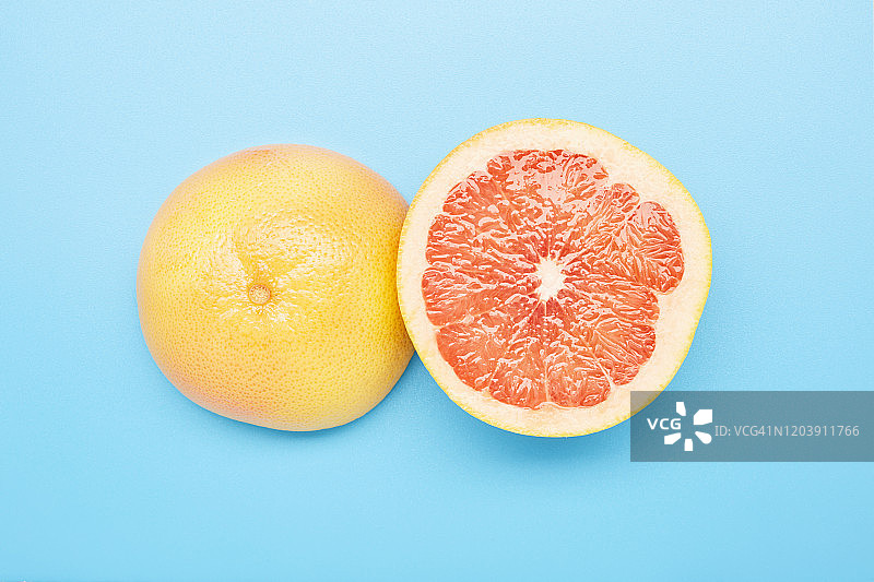 蓝色背景上的粉色西柚切片俯视图图片素材