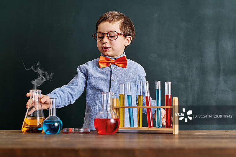 在教室里用化学工具学习科学的可爱儿童科学家，教育就是科学图片素材