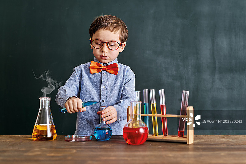 在教室里用化学工具学习科学的可爱儿童科学家，教育就是科学图片素材