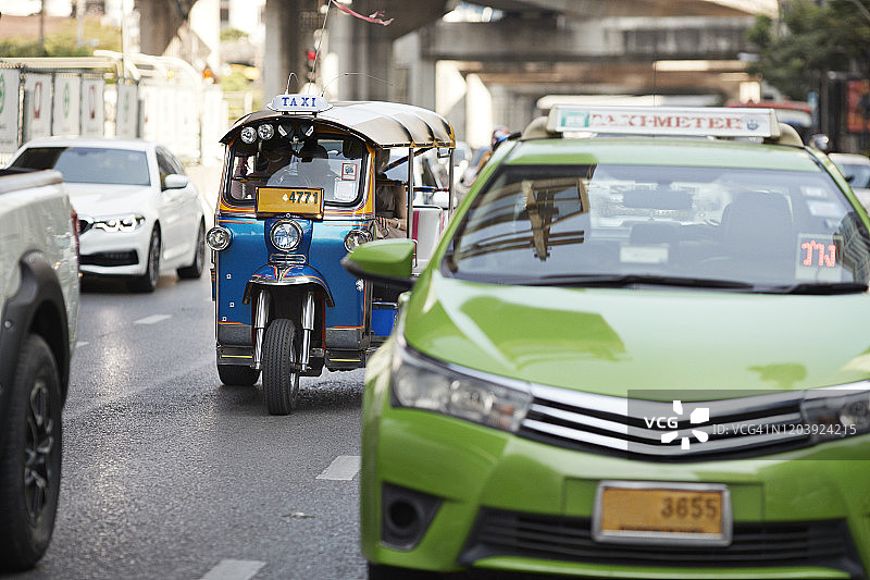 街道上的嘟嘟车图片素材