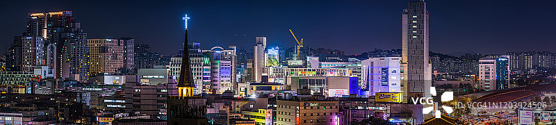 韩国首尔东大门夜景：摩天大楼与尖顶图片素材