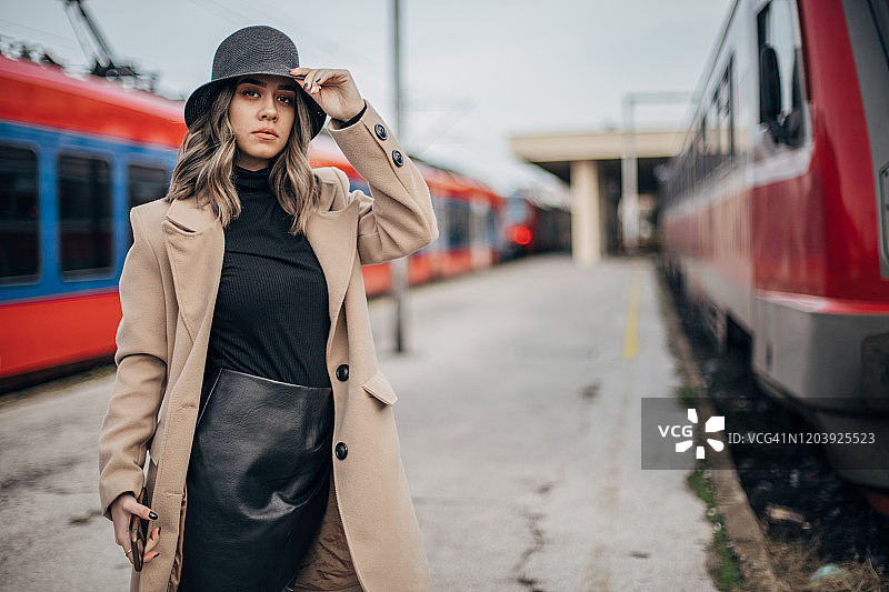 等待火车的女人图片素材