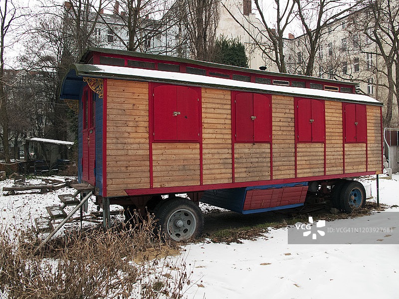 雪中柏林普伦茨劳贝格的传统马戏团篷车图片素材