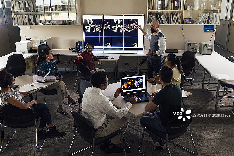 科学技术课堂上老年学员的小组讨论图片素材