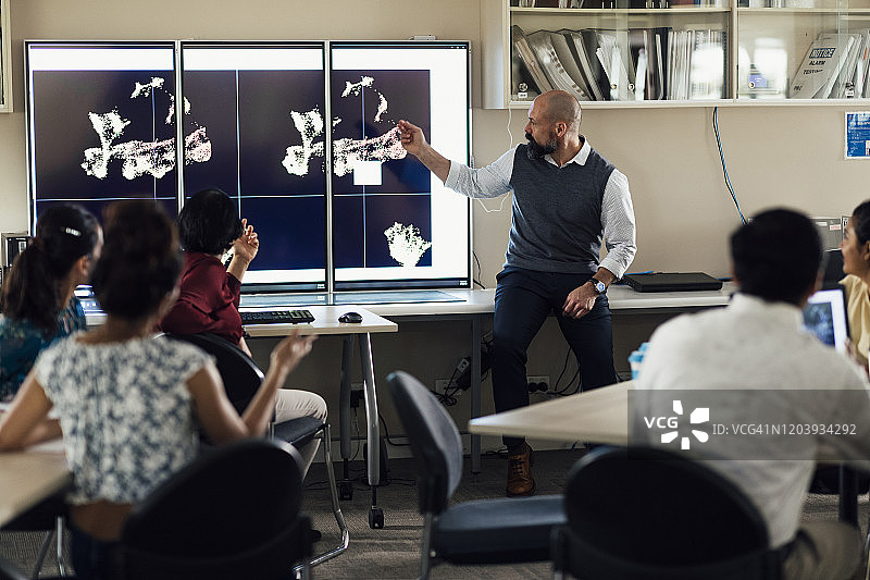 成熟的专业人士展示科研成果图片素材