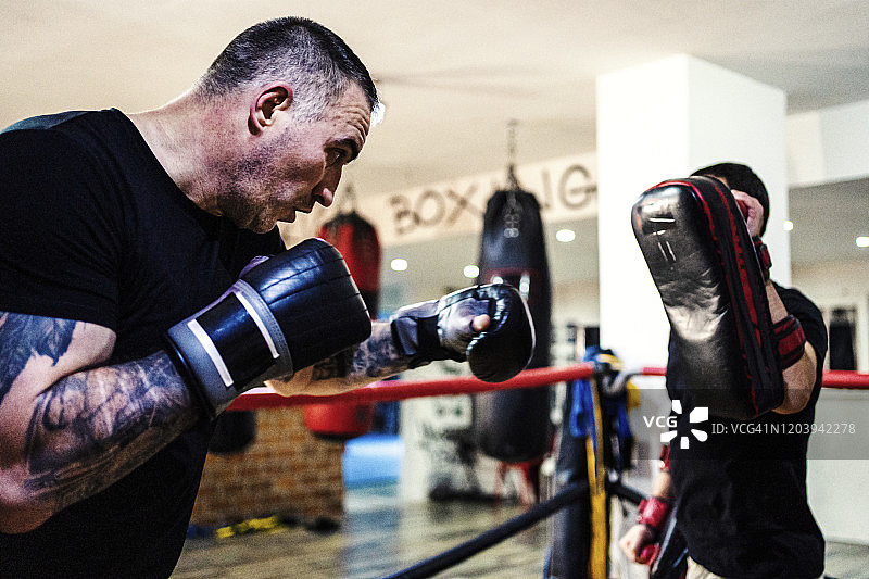 男拳击手与教练一起训练图片素材