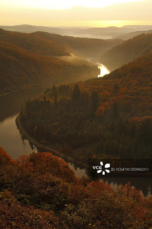 德国萨尔河大弯道秋景图片素材
