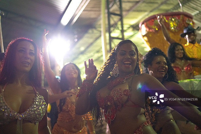 人们庆祝和跳舞的巴西狂欢节图片素材