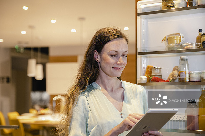 在线订购食品杂货的女人图片素材