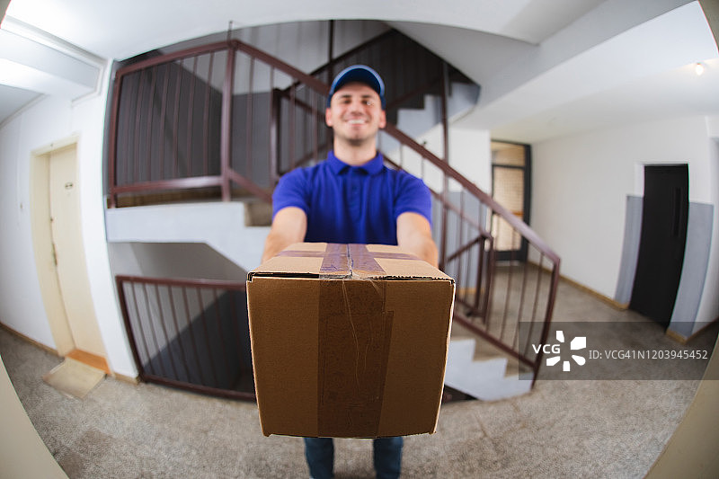 在门口的邮递员图片素材