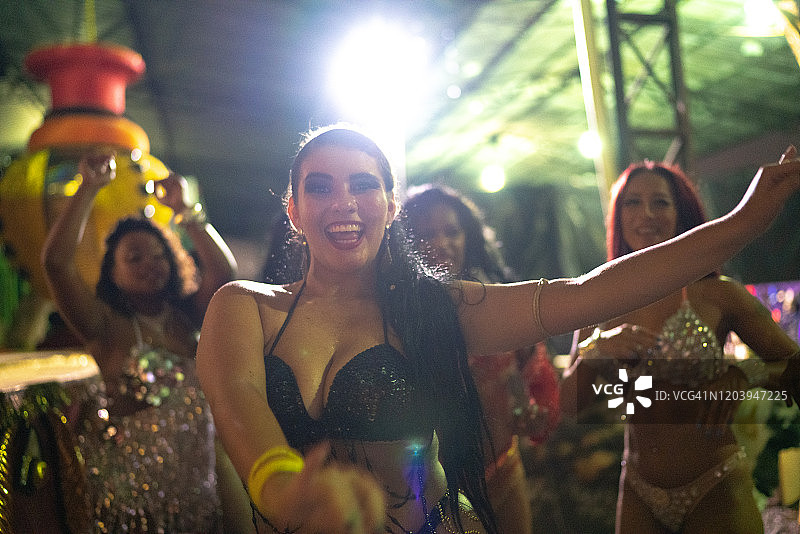 人们庆祝和跳舞的巴西狂欢节图片素材