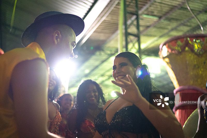 人们庆祝和跳舞的巴西狂欢节图片素材