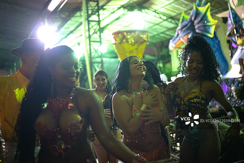 人们庆祝和跳舞的巴西狂欢节图片素材
