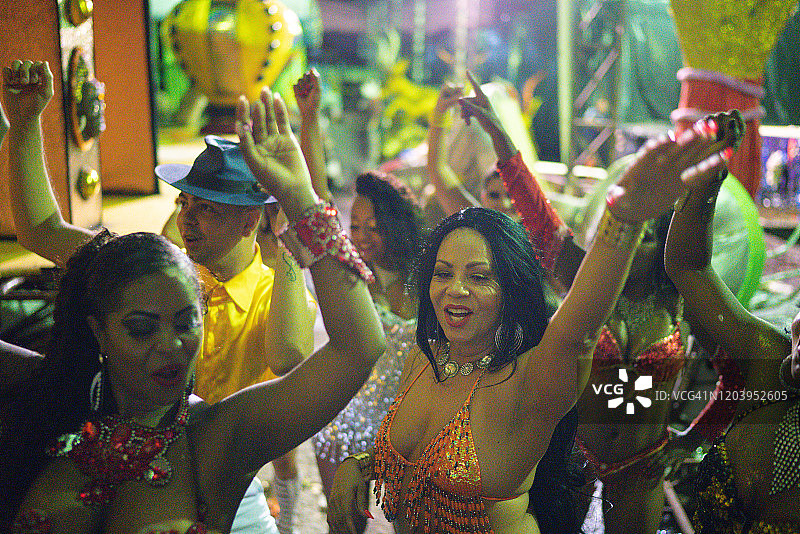 人们庆祝和跳舞的巴西狂欢节图片素材