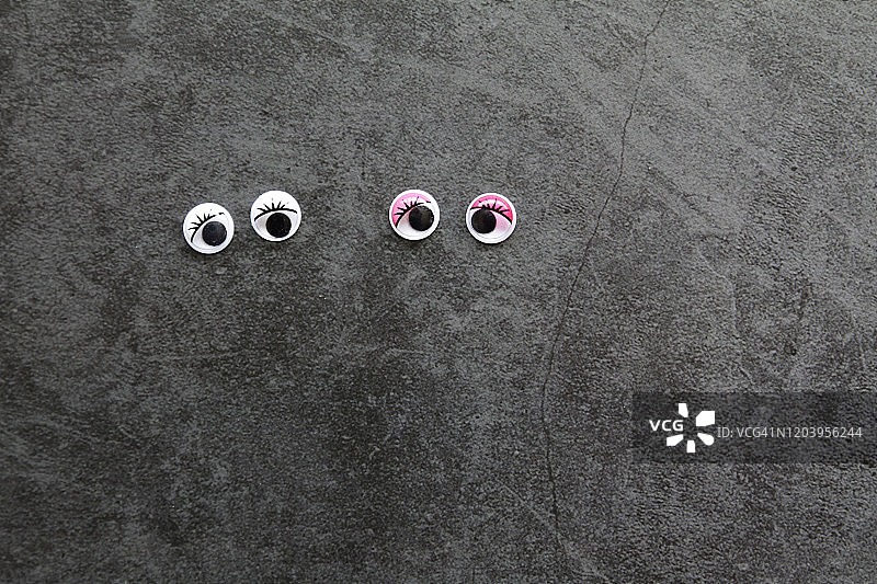 黑色背景上的卡通眼睛图片素材