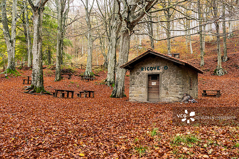 意大利亚平宁山脉秋季山间小屋图片素材