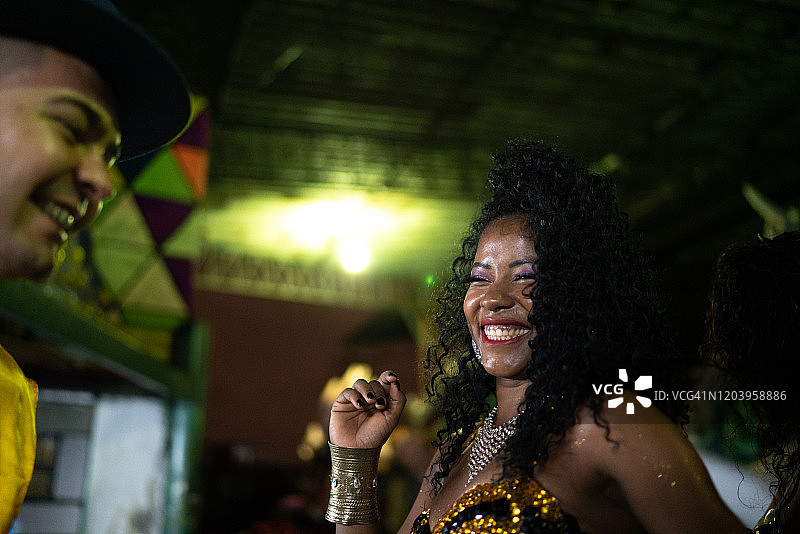 人们庆祝和跳舞的巴西狂欢节图片素材