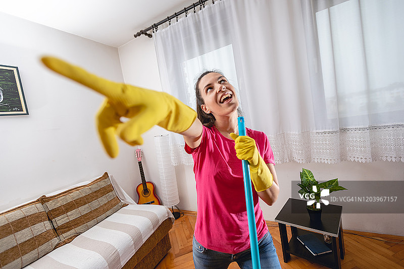 打扫房屋并唱歌图片素材