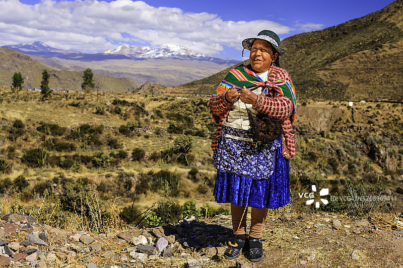 秘鲁妇女在科尔卡峡谷附近手工纺羊毛图片素材