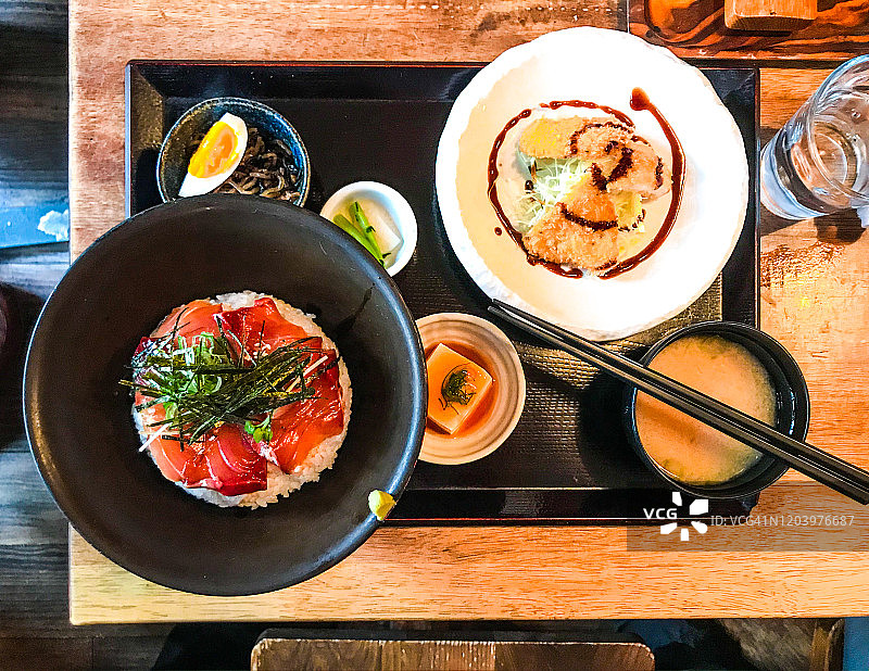 横滨日式料理店的金枪鱼刺身丼和炸鸡排午餐图片素材