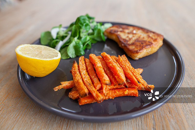 甜咸口味料理：烤鲽鱼和甘薯薯条图片素材