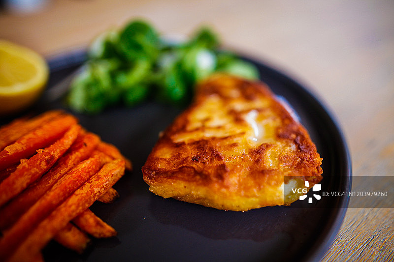 甜咸口味料理：烤鲽鱼和甘薯薯条图片素材