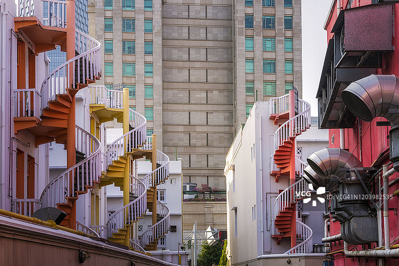 新加坡武吉士村的彩色螺旋楼梯和中国传统店铺图片素材