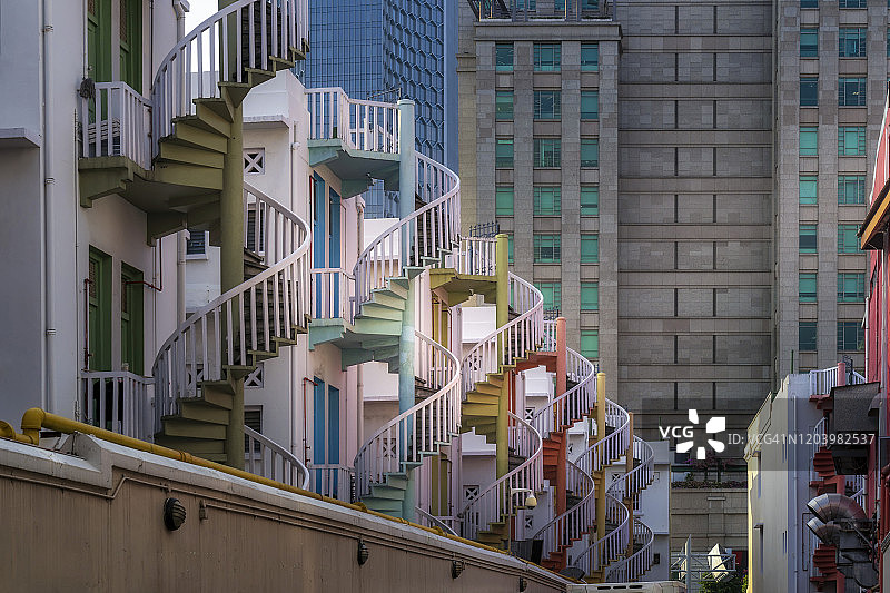 新加坡武吉士村的彩色螺旋楼梯和中国传统店铺图片素材