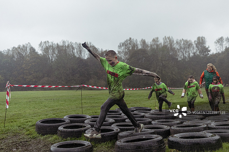 阔步向前图片素材