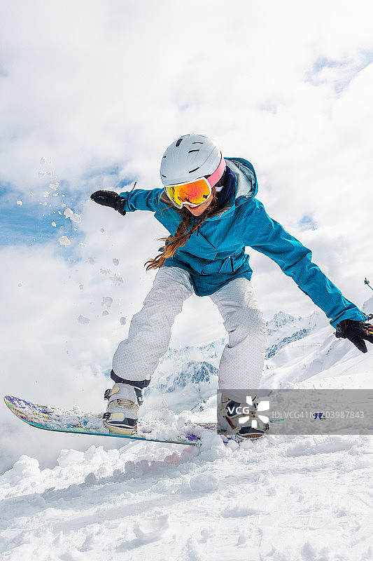 快乐的女滑雪运动员图片素材