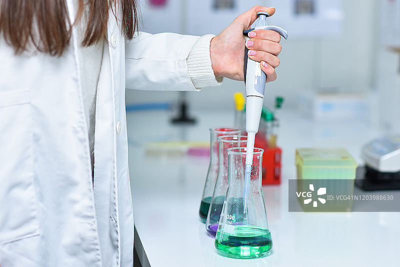 科学家使用移液管图片素材