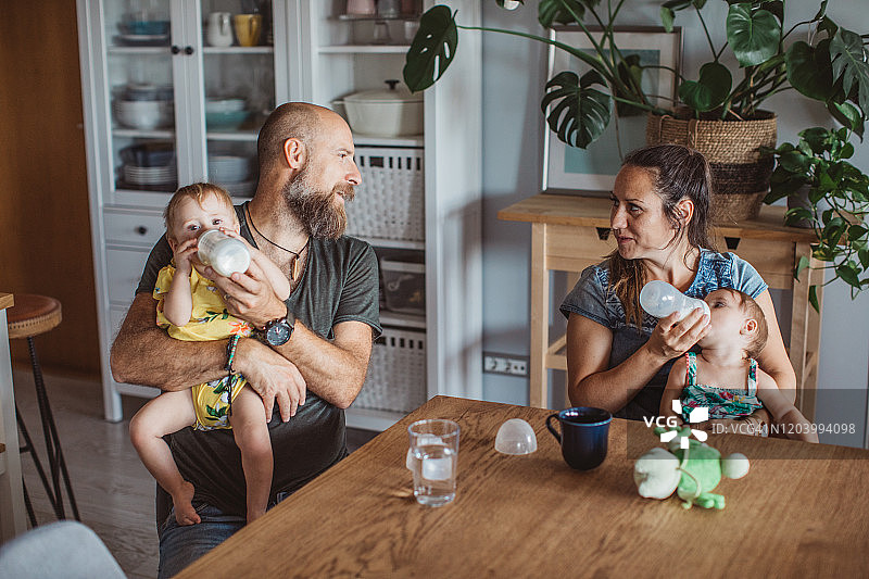 给宝宝喂食的时间到了图片素材