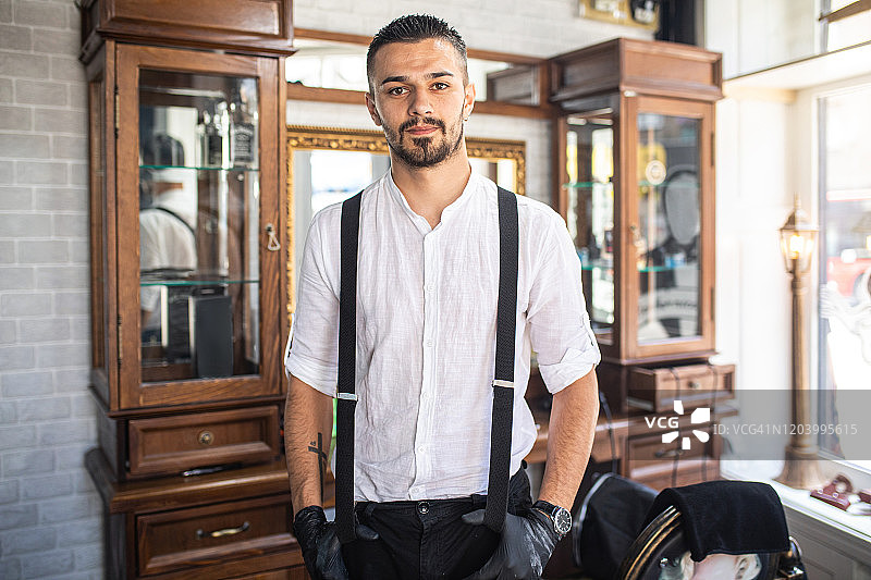 年轻英俊的理发店员工肖像图片素材