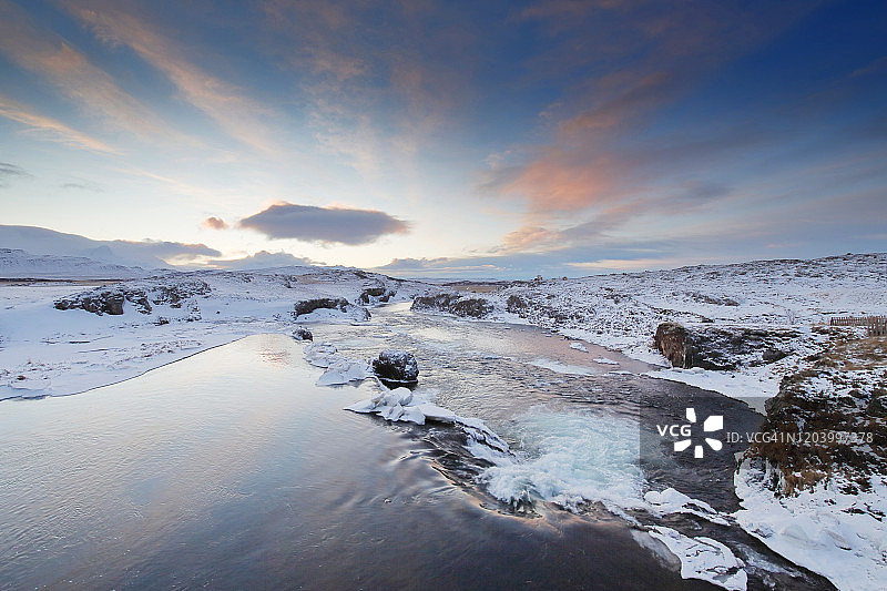 冬季冰岛的Fossatun瀑布图片素材