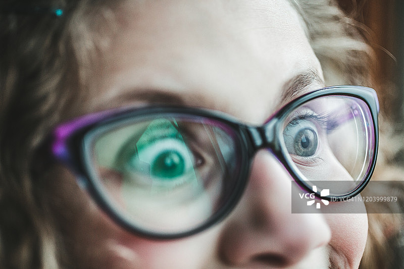 天真的女孩图片素材