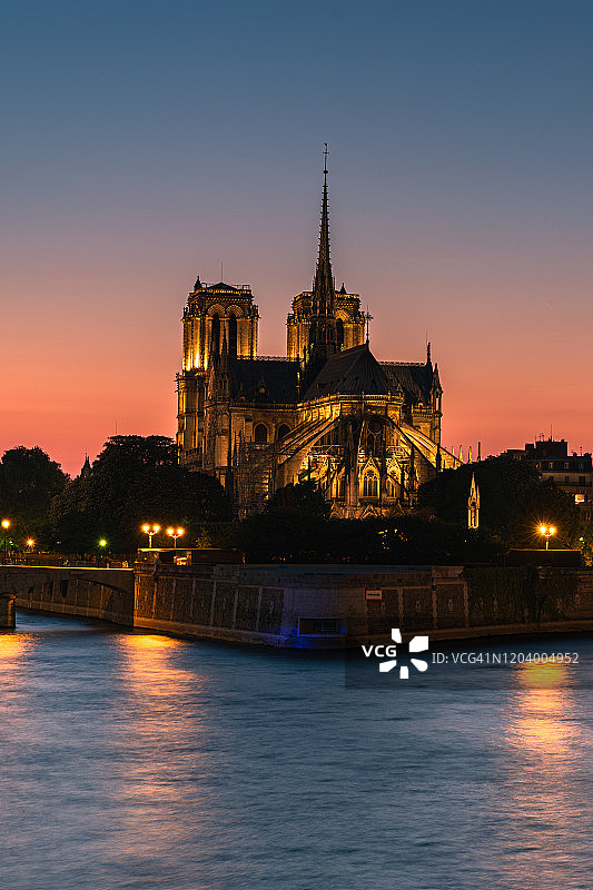 巴黎日落时分的塞纳河畔与巴黎圣母院图片素材